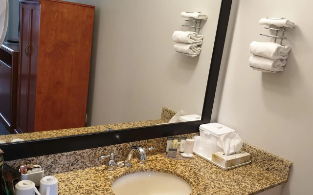 Riverland Inn & Suites
