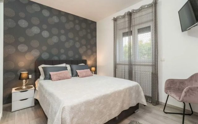 Nicoll With Pool, 50 m From the Beach
