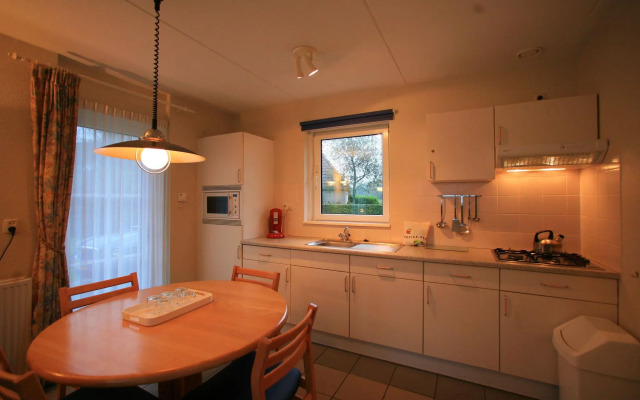 Comfortable bungalow with massage shower, within nature