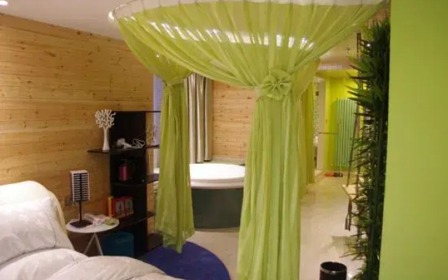 Fall in love with E-sports Hotel