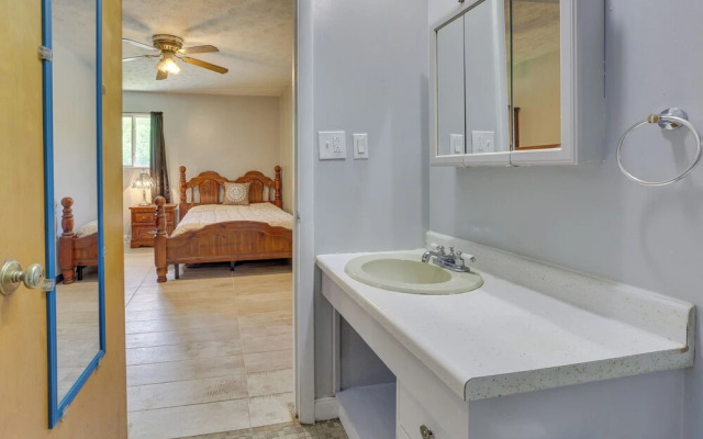 Cozy Youngstown Apartment w/ Central A/C + Heating