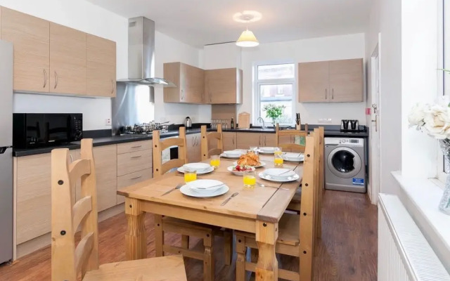 6 Bed House near Manchester