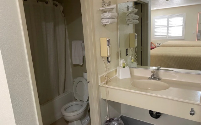 California Inn & Suites Adelanto US 395