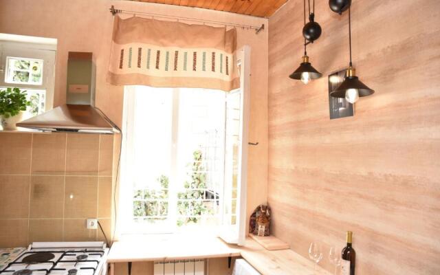 3 BD App with cozy Garden