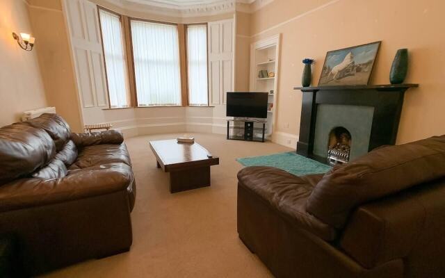 Large Glasgow South Family Home - Free Parking