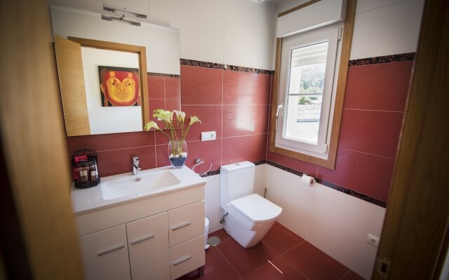 Adosado en 1a Línea.A 10 Kms de FOZ.