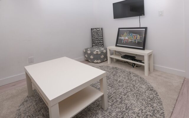 Cosy 1 Bedroom Suite in Leslieville