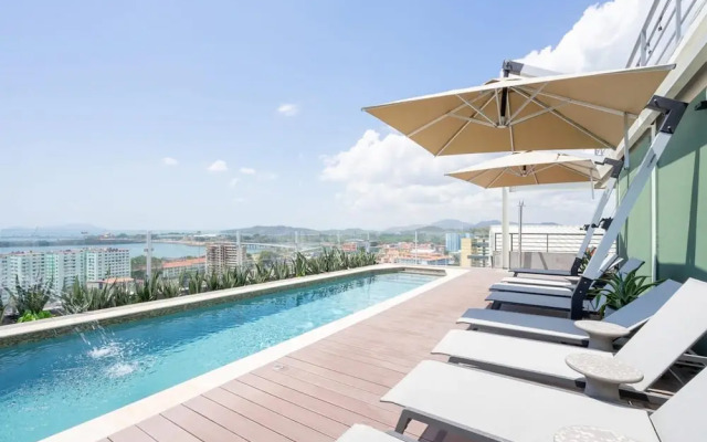 w Exceptional 1BR With Balcony in Casco View
