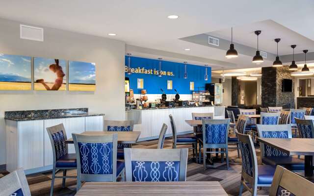Days Inn & Suites by Wyndham Warman