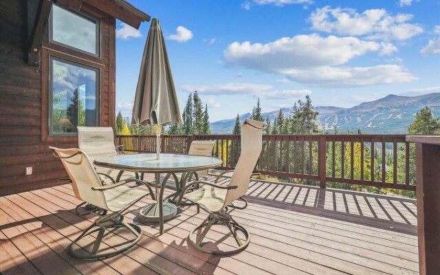 Rounds Retreat 4 Bedroom Home by RedAwning