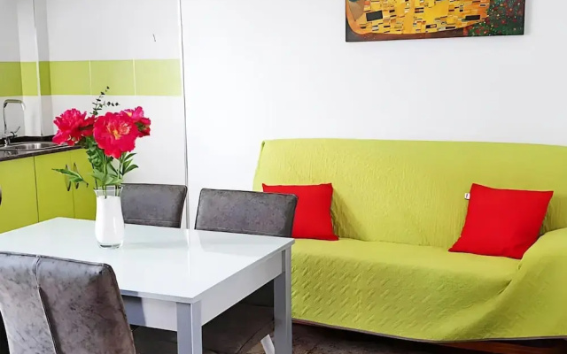 Apartamento con terraza cerca a la playa