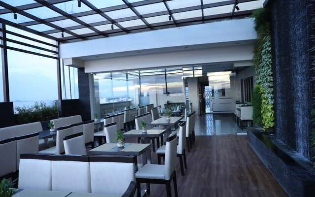 Iroomz Hotel SR Grand