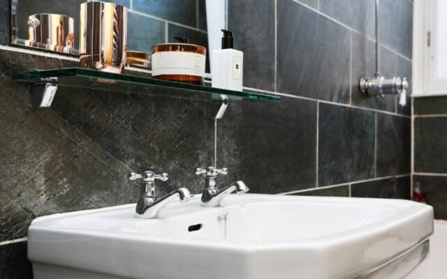 A Stunning Grand Apt near the Royal Botanic Garden