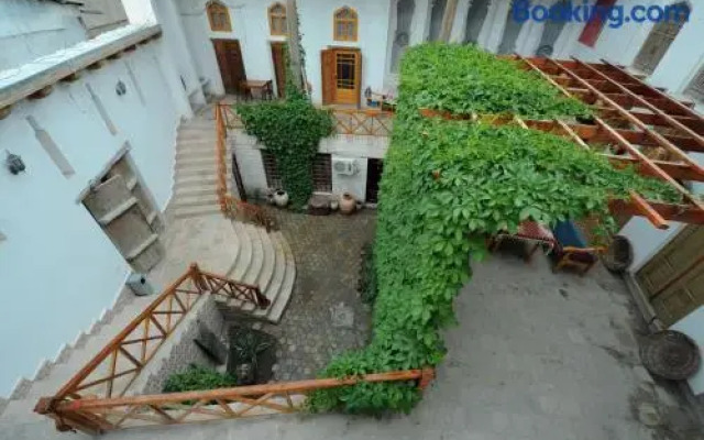 Bibi-Khanym Hotel