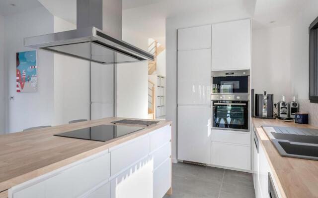 Maison moderne avec piscine et jacuzzi pour 15 personnes !
