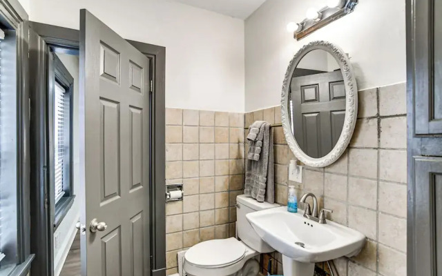 Walkable Location: Welcoming Unit in Omaha