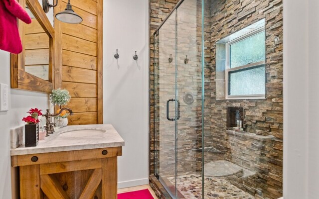 Bearfoot Lodge Near Hiking & Skiing!
