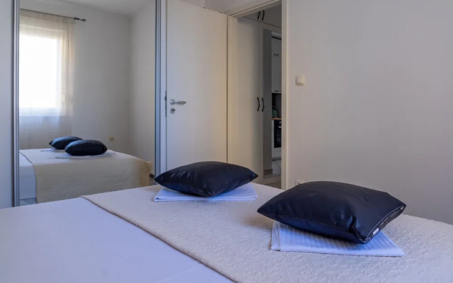 Modern Apartment With Balcony, Near Shopping Mall