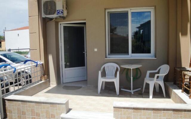 R.A.F. nice studio with garden& parking
