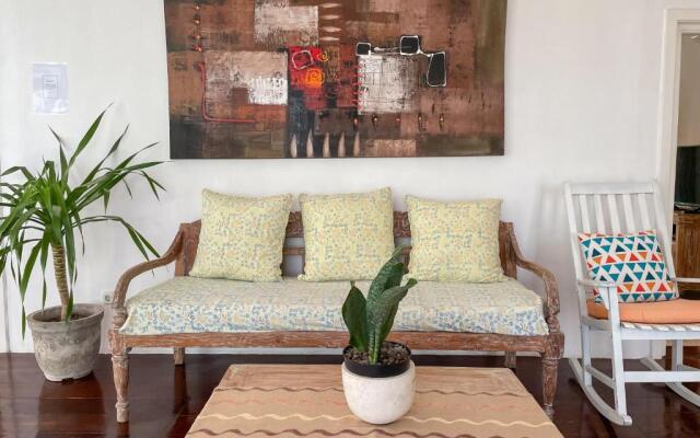Villa Putih - Canggu beach house 150m Berawa beach
