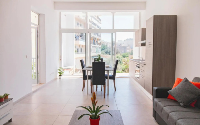 UNIQUE 2 Bedroom in AMAZING location NEAR the SEA