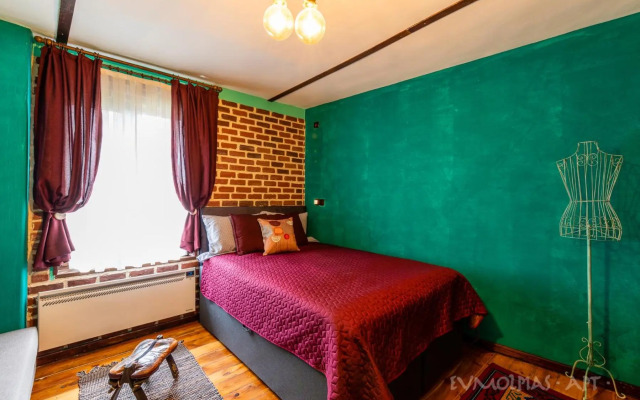 Art apartment EVMOLPIAS near Roman stadium