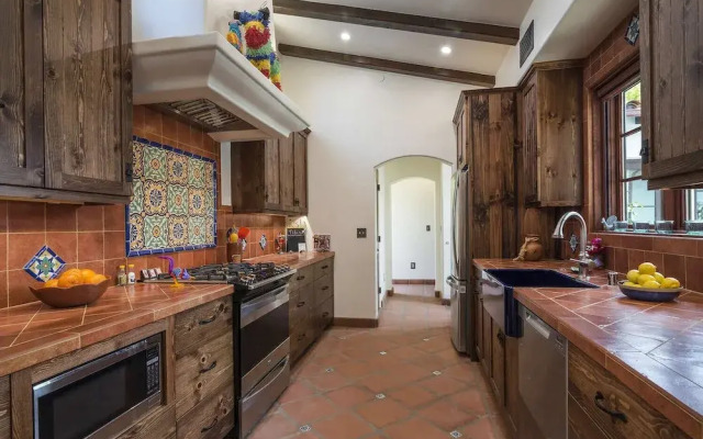 Casa de Lujo - Spanish Seaside Retreat