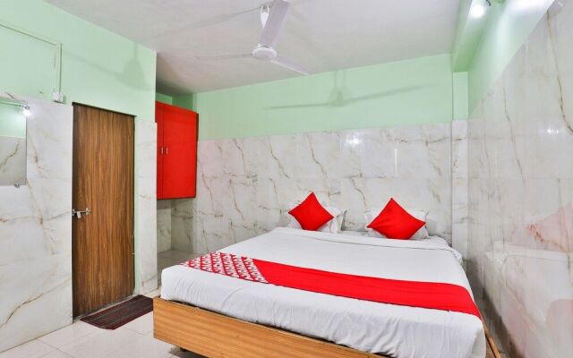 OYO 24833 Hotel Silver