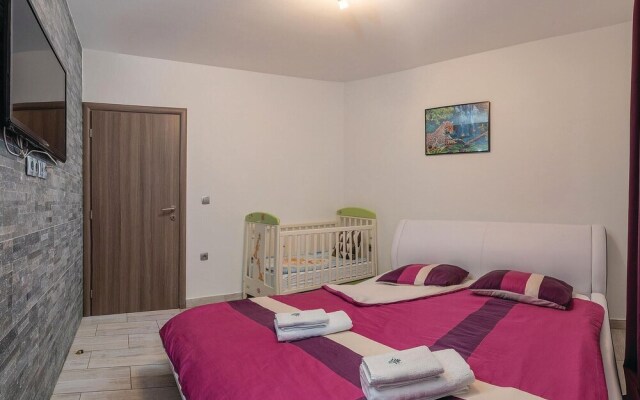 Nice Home in Kastel Novi With Sauna, Wifi and 8 Bedrooms
