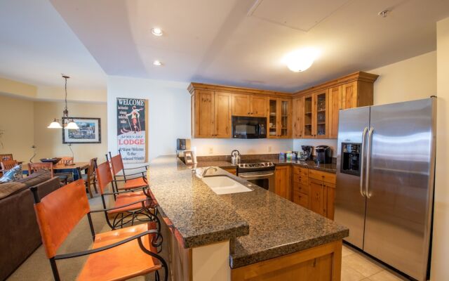 Comfortable 1 Bedroom Slopeside Condo - No Cleaning Fee! by RedAwning