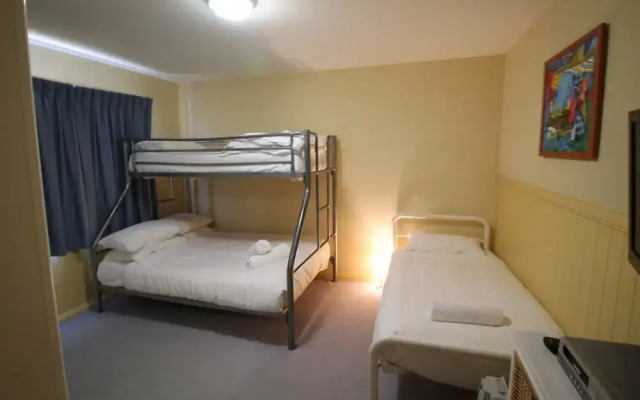 Torino 3 - Lake Jindabyne & Snowy Mountain Views