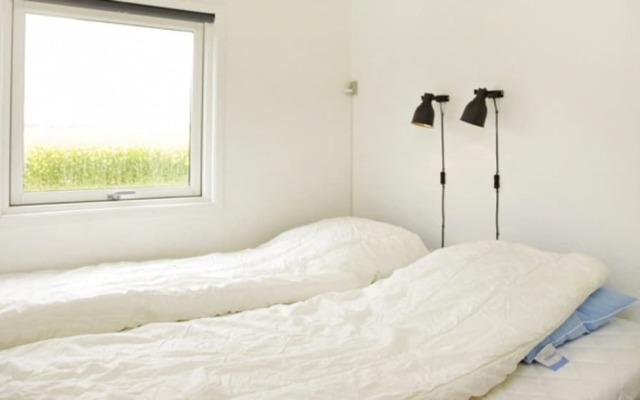 Charming 2-bedroom 12H Ocean Retreat, Summerhouse