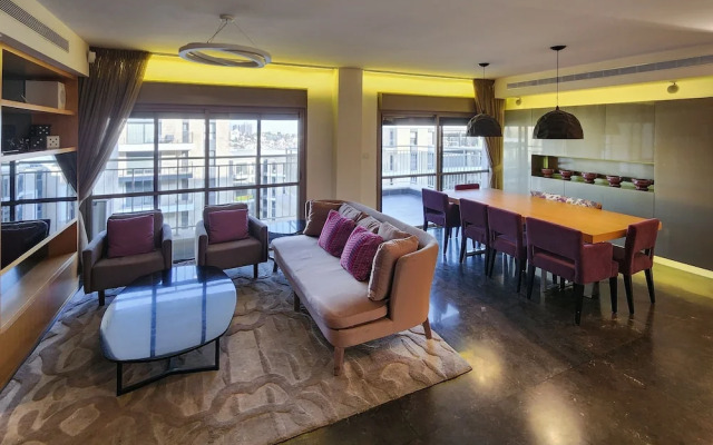 Holiday Luxury Home by FeelHome