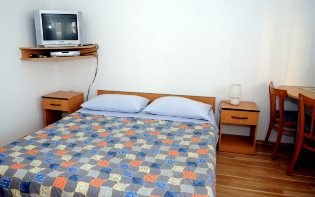 Room Port - great loaction and free parking: R2 Mala Murter, Island Murter
