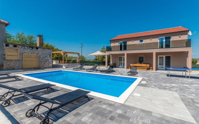 Stunning Home in Donje Rastane With Wifi, 4 Bedrooms and Outdoor Swimming Pool