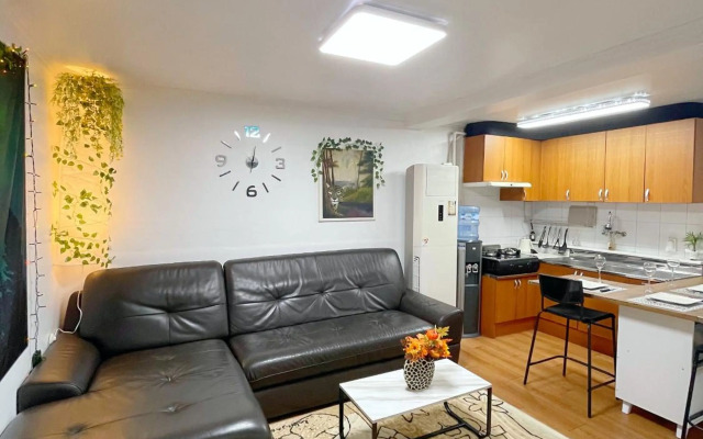 Newly renovated spacious 2 bedroom unit in HBC