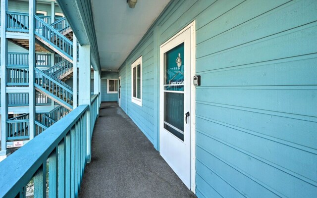 Condo w/ Balcony & Pool: Walk to 2 Beach Accesses!