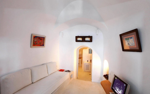 Menias Cave House