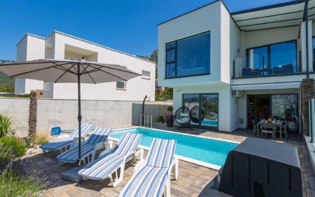 Modern Holiday Home in Grizane With Swimming Pool