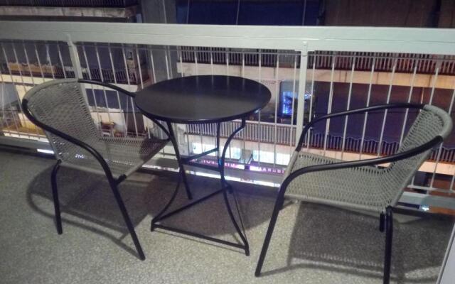 New studio next to metro for 2 people