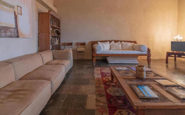 Velasquez Suite House
