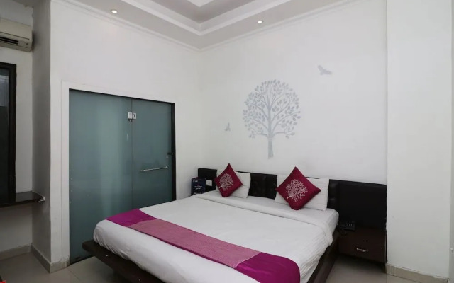 OYO 8349 Hotel Crown Palace