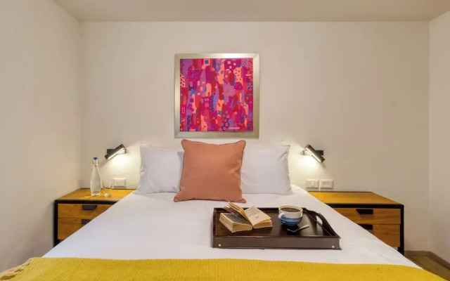 Comfy Apartment with Leafy Views by Tasman