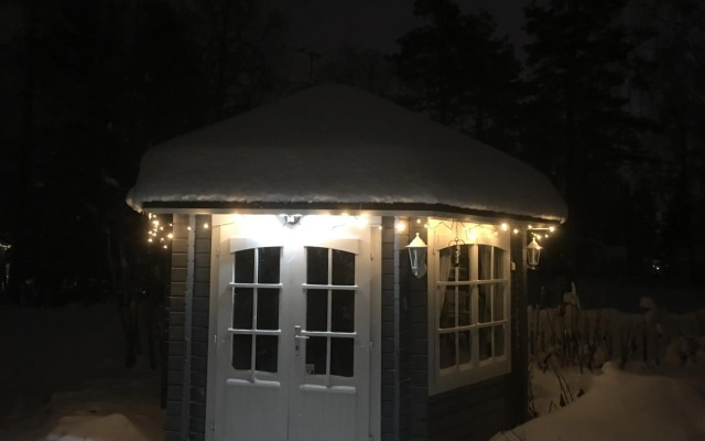 Tilava talo lähellä keskustaa