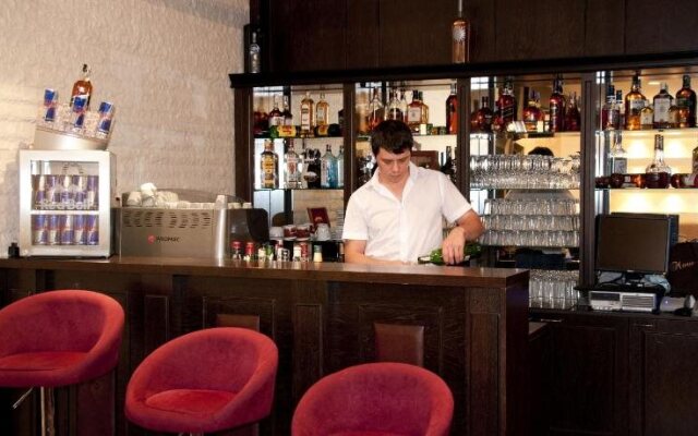 Everest Hotel