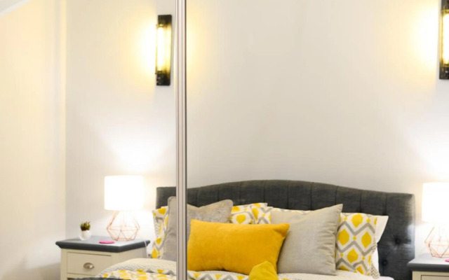 Amazing Apartment near Bournemouth, Poole & Sandbanks - WiFi & Netflix - Newly Renovated! Great Location!