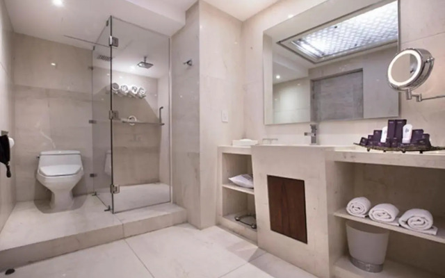 HS HOTSSON Hotel Leon