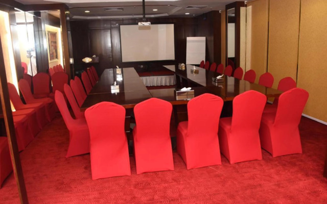 Capital O 596 Garden Palace Hotel