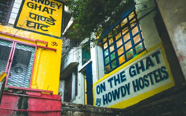 On The Ghat by Howdy Hostels