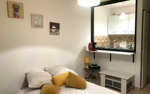 Studio In Nice With Balcony And Wifi 20 M From The Beach